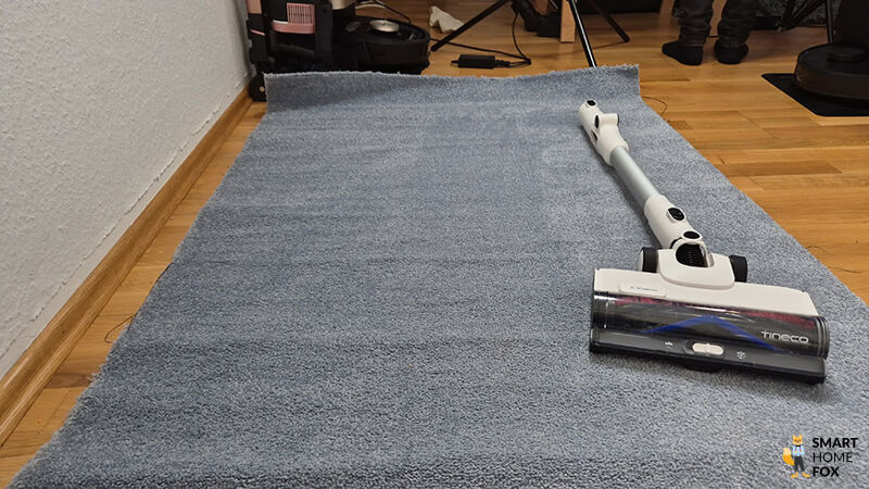Tineco Pure One A50s liegt auf dem Teppich